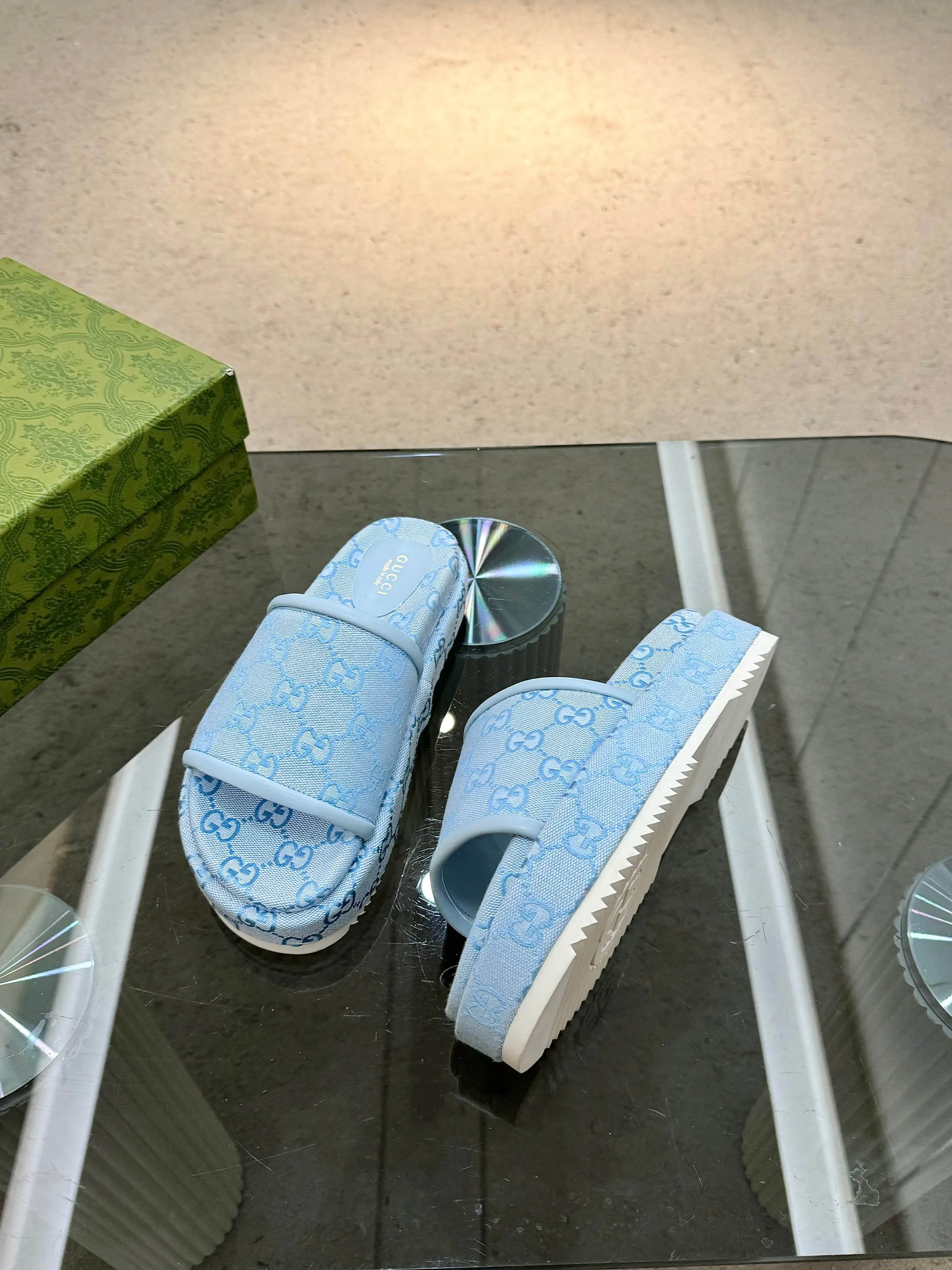 👟👟Ex-factory price 440👟👟 Gucci’s latest limited edition thick-soled slippers. Top quality for sale. Purchase genuine product for development. The material and workmanship are consistent with the original. Upper: original special printing process. Lining: dyed sheepskin. Outsole: Italian private model outsole. Size: 35-43M standard size. 41, 42, 43 are also customized and cannot be returned. Sole thickness: 5.5cm. Forefoot 4cm.